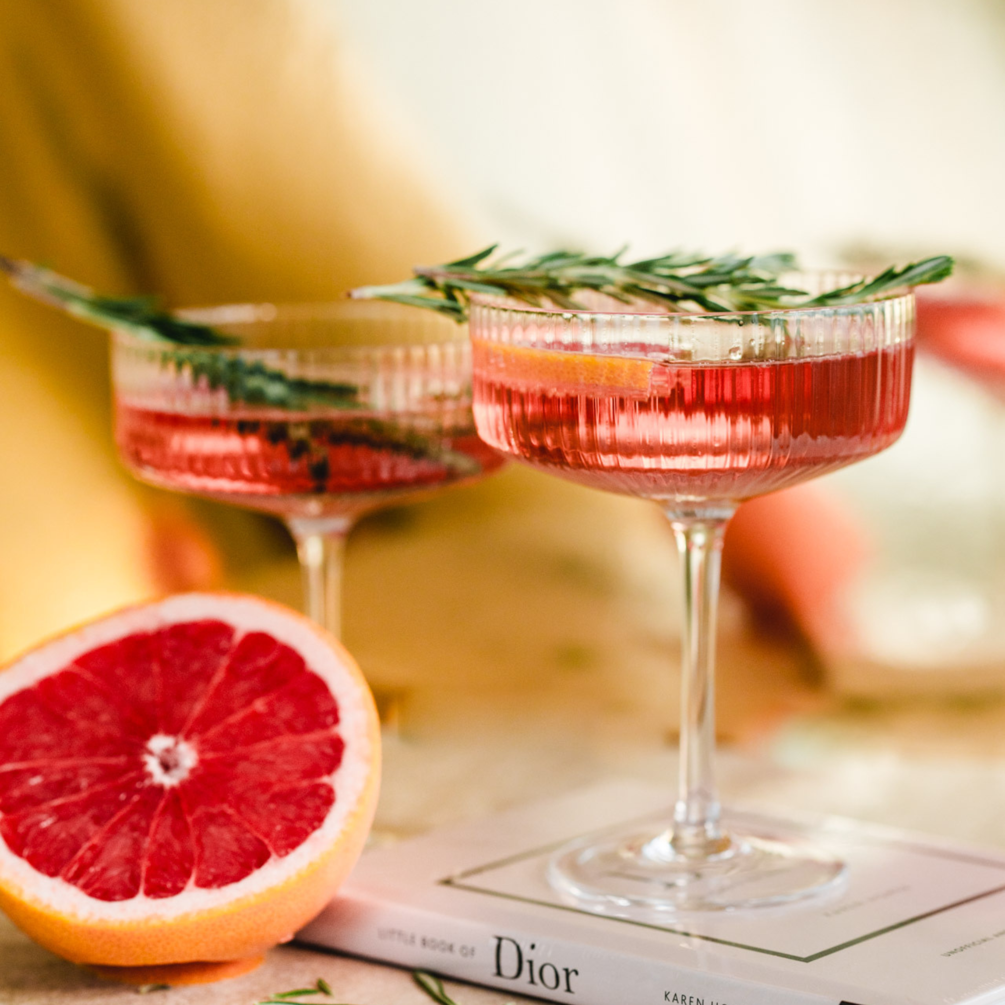 Pomelo Spritz Prosecco Cocktail in geriffelten Champagnerschalen