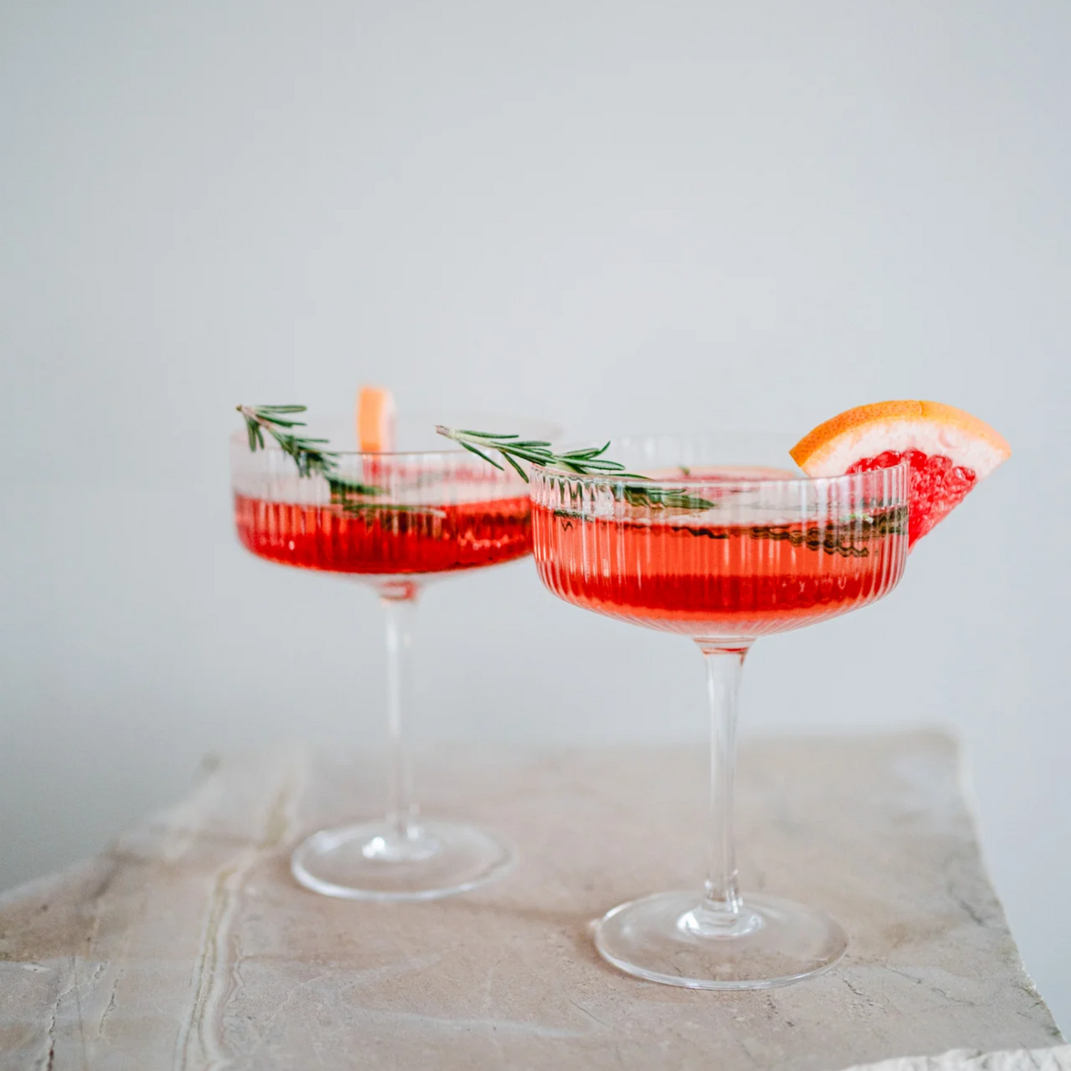 Geriffelte Champagnerschalen mit Pink Grapefruit Cocktail