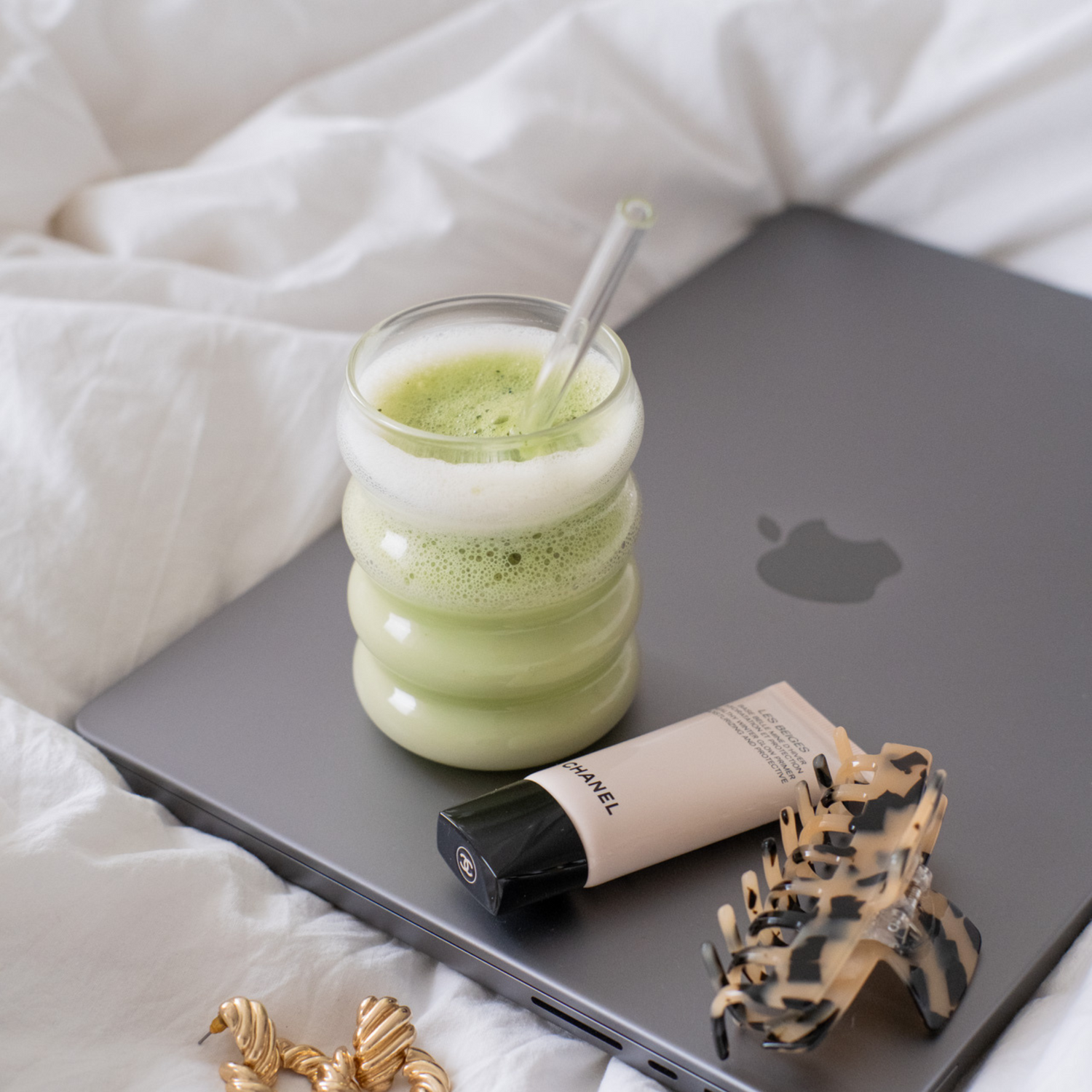 Bubble Glas mit Struktur, gefüllt mit Matcha Latte Macchiato